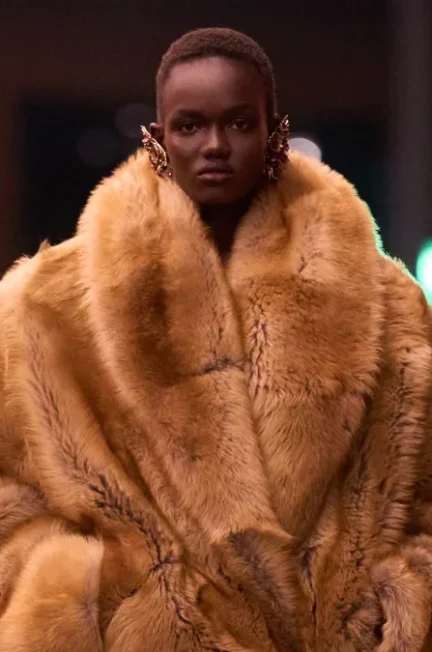 Модні шуби 2026: коротка карамельна шуба Saint Laurent