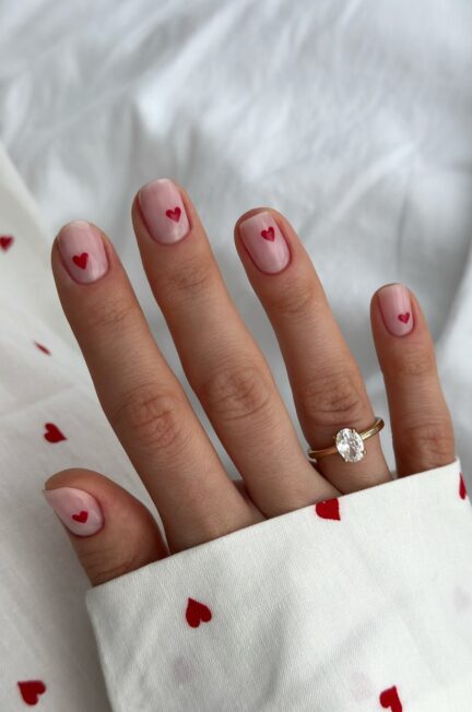 Зимовий манікюр у відтінках зеленого як головний акцент 2026