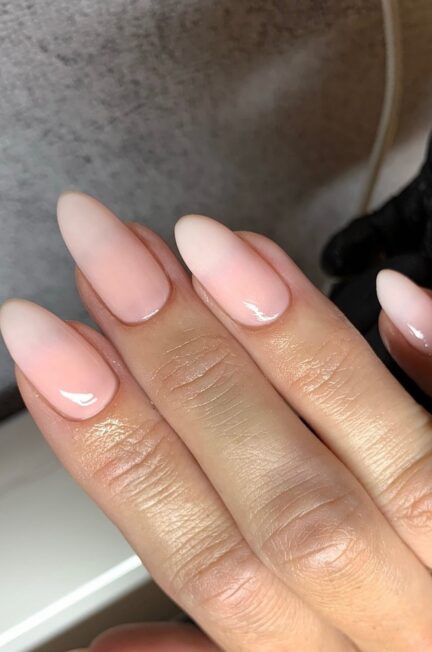 Акуратний манікюр, який доводиться переробляти вже через 3 дні