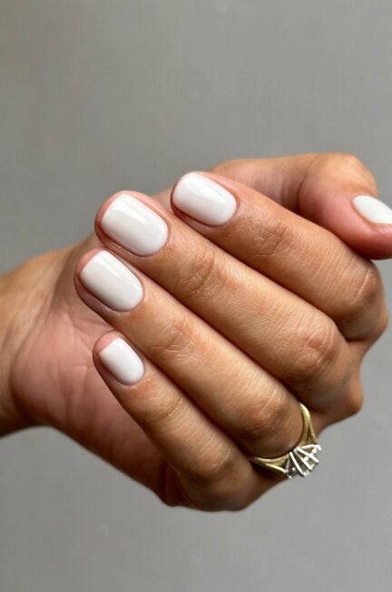 Молочний манікюр: найакуратніший варіант сезону