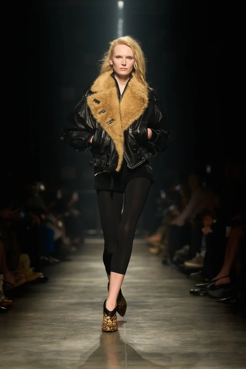Модель Isabel Marant у чорній дублянці з рудим коміром, вузьких укорочених штанах і туфлях