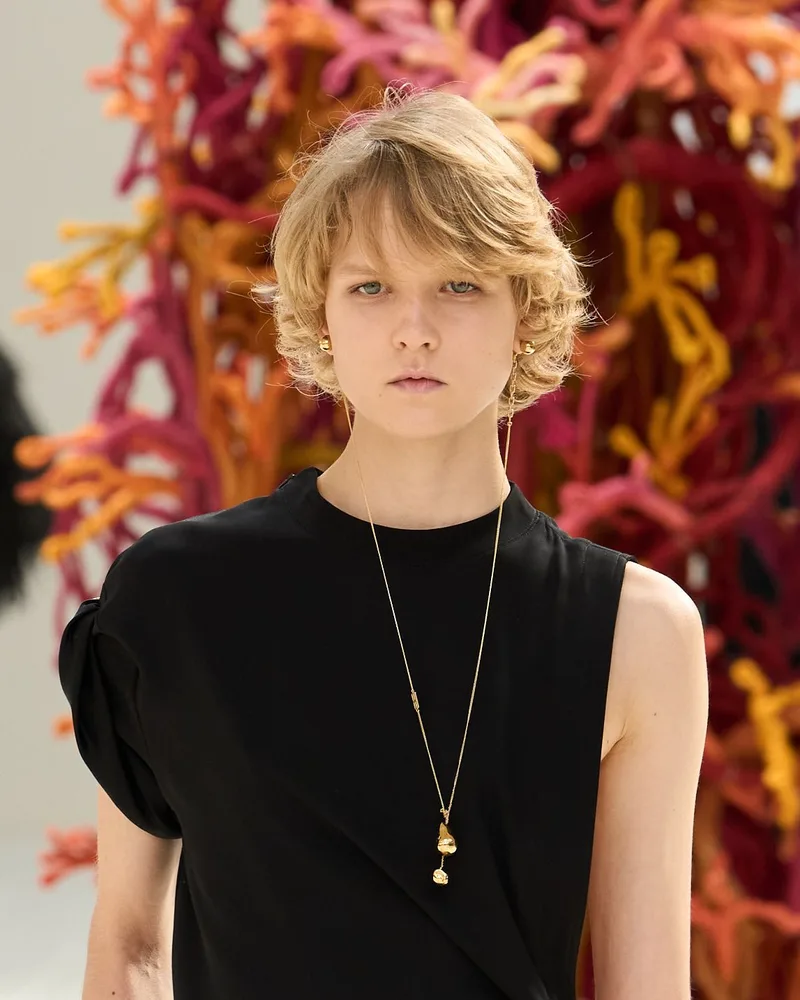 Модель Balenciaga весна-літо 2027 з білявою стрижкою піксі-боб і подовженим чубчиком набік