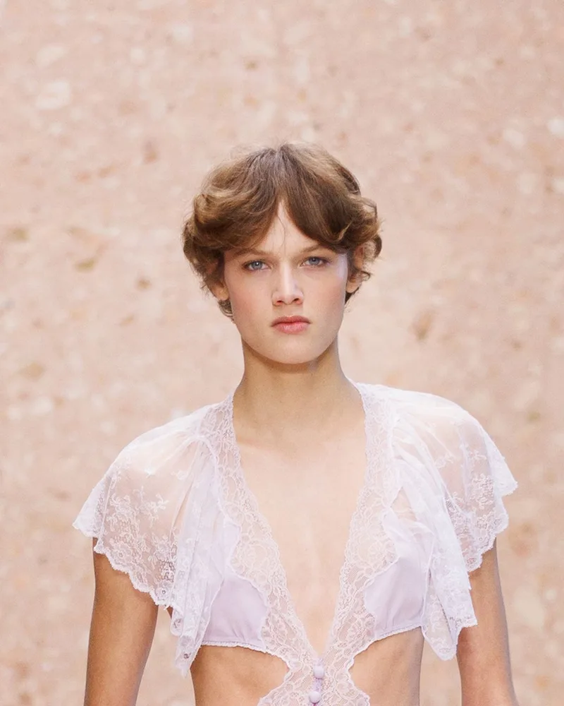 Модель Chloé з коротким хвилястим піксі і пасмами біля обличчя