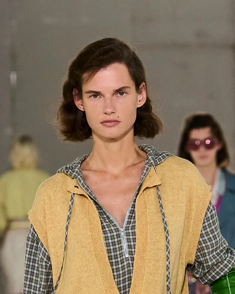 Модель Dries Van Noten з коротким бобом з легкою хвилею