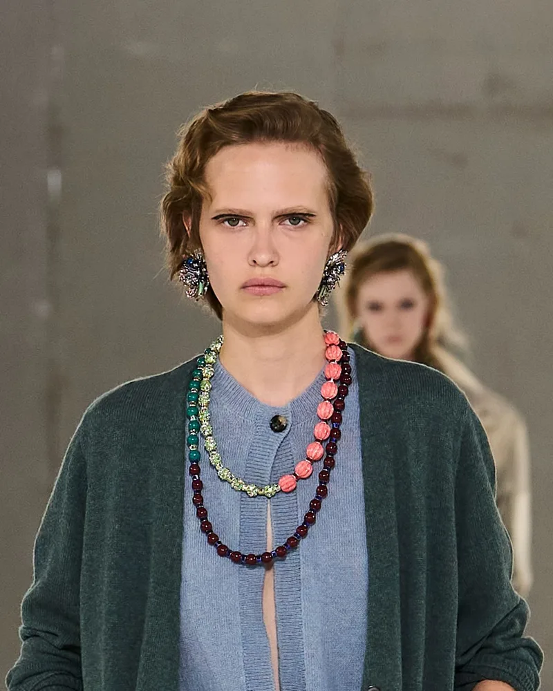 Модель Dries Van Noten з коротким хвилястим бобом вище підборіддя