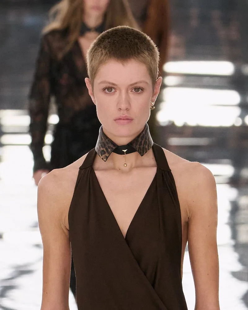 Модель Fendi весна-літо 2027 з дуже коротким кропом і чокером