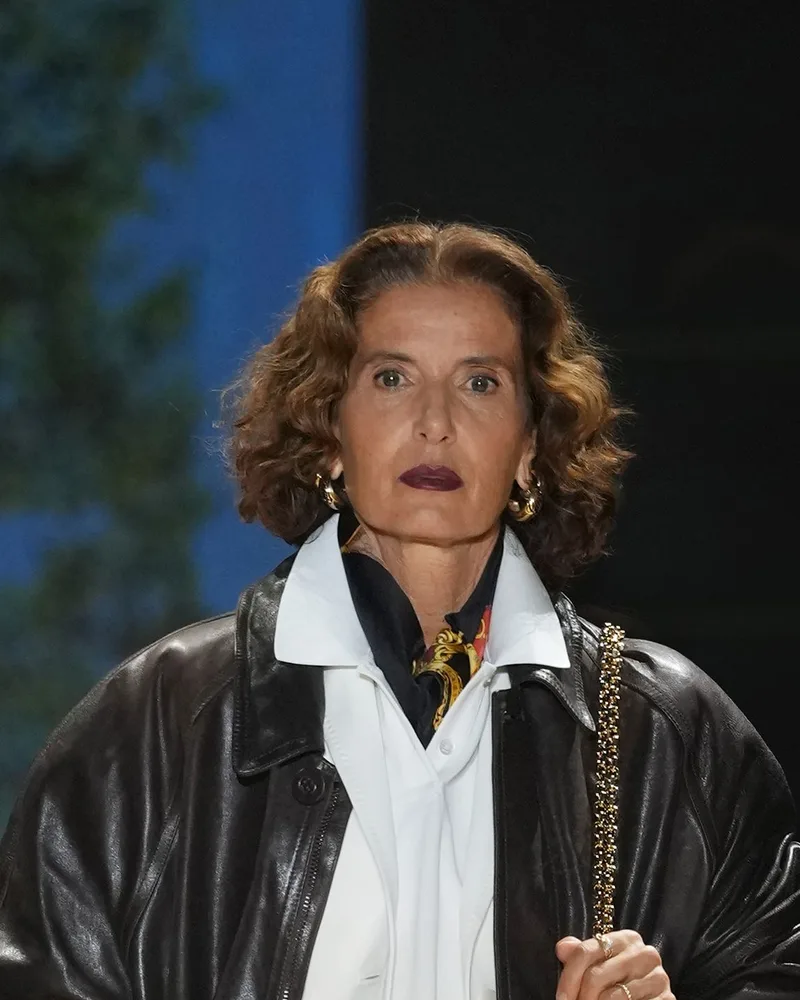 Модель Gucci старшого віку з короткими хвилястими кучерями