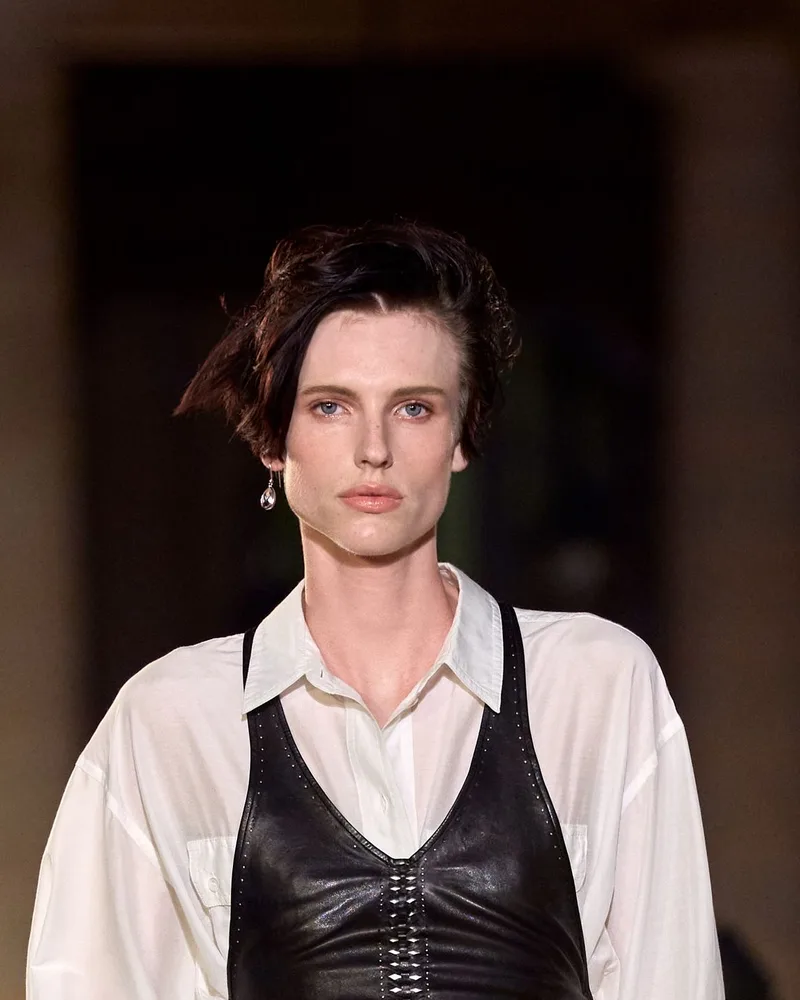 Модель Isabel Marant з короткою темною стрижкою шегі і пасмами біля обличчя