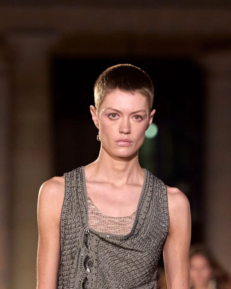 Модель Isabel Marant з дуже короткою стрижкою і трохи довшими пасмами на маківці