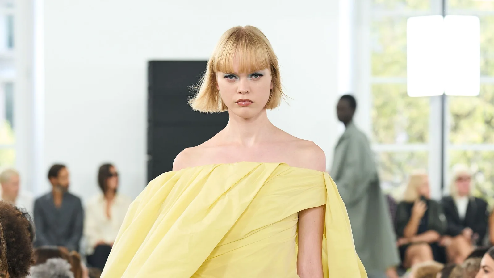 Модель Jil Sander весна-літо 2027 з білявим бобом до підборіддя і густим чубчиком — коротка стрижка без укладки