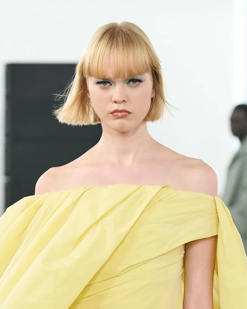 Модель Jil Sander весна-літо 2027 з білявим бобом до підборіддя і густим рівним чубчиком