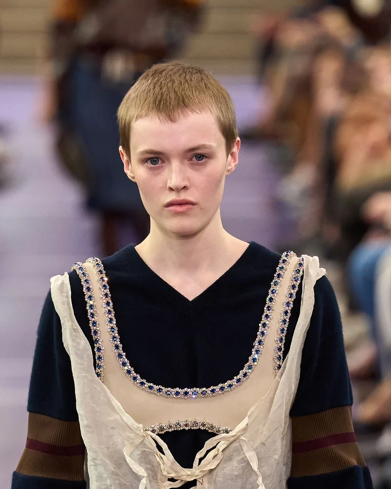 Модель Miu Miu з дуже коротким текстурним піксі і коротким рваним чубчиком