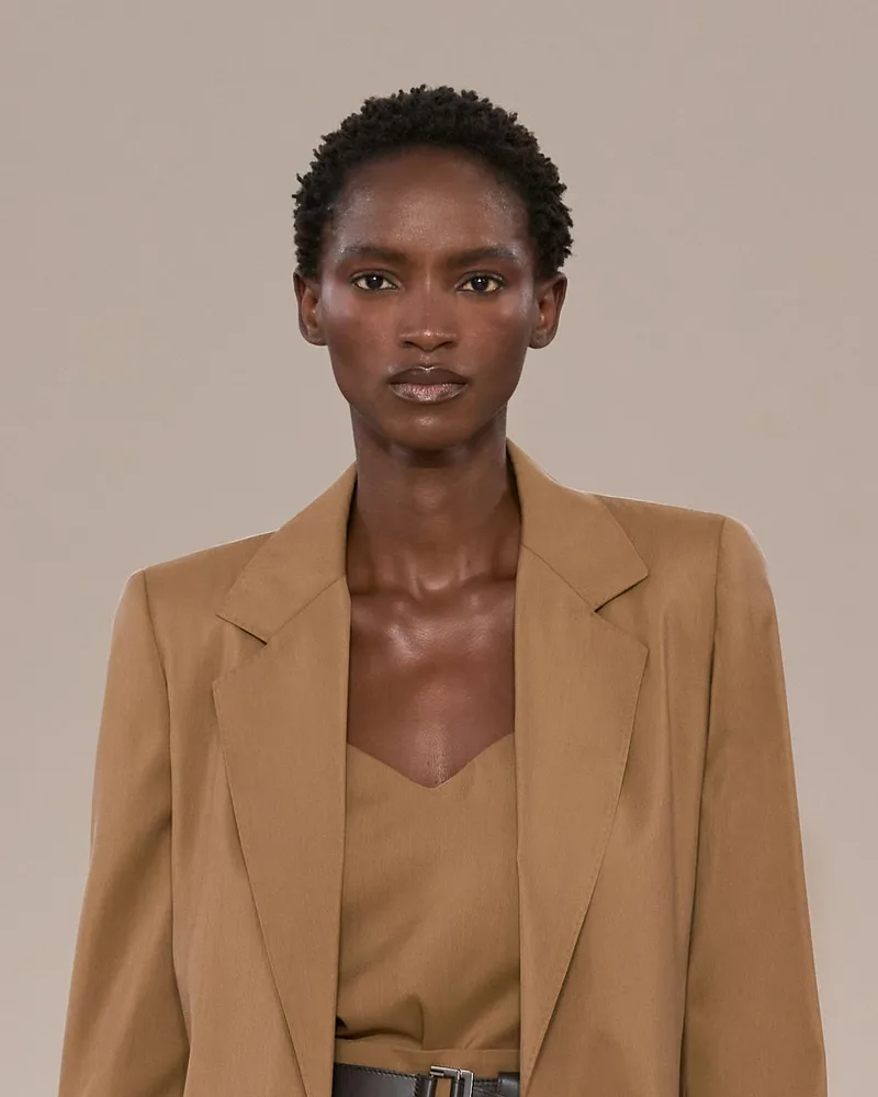 Модель Max Mara з дуже коротким природним кучерявим волоссям