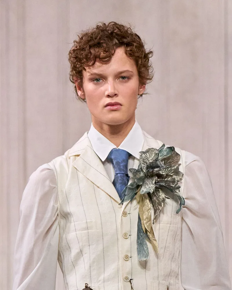 Модель Ralph Lauren з короткою кучерявою стрижкою і краваткою