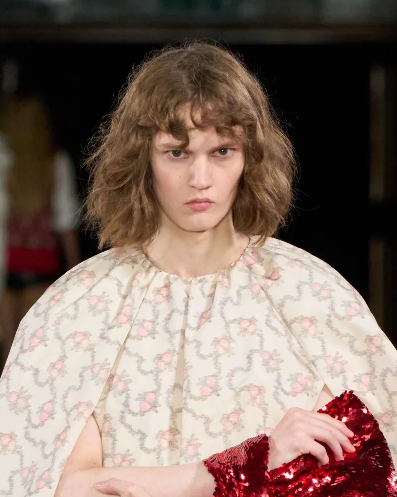 Модель Simone Rocha з коротким хвилястим шегі і рваним чубчиком