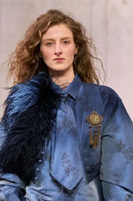 Модель з довгими хвилями і пасмами біля обличчя на показі Ralph Lauren весна-літо 2027