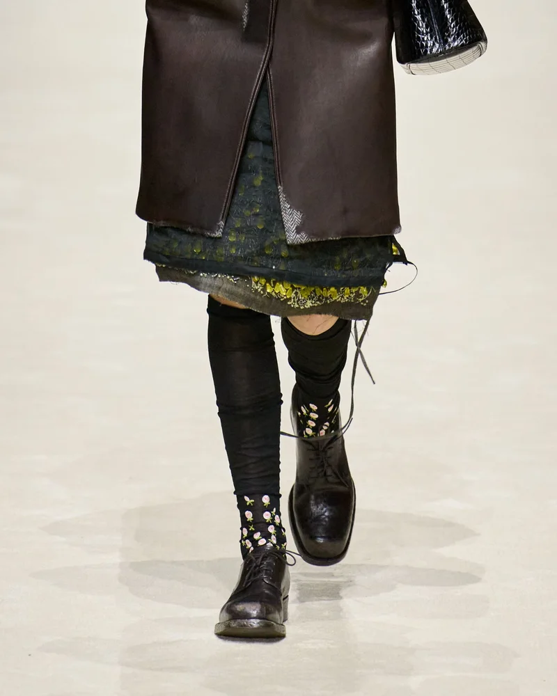 Чорні черевики з заклепками і шкарпетки