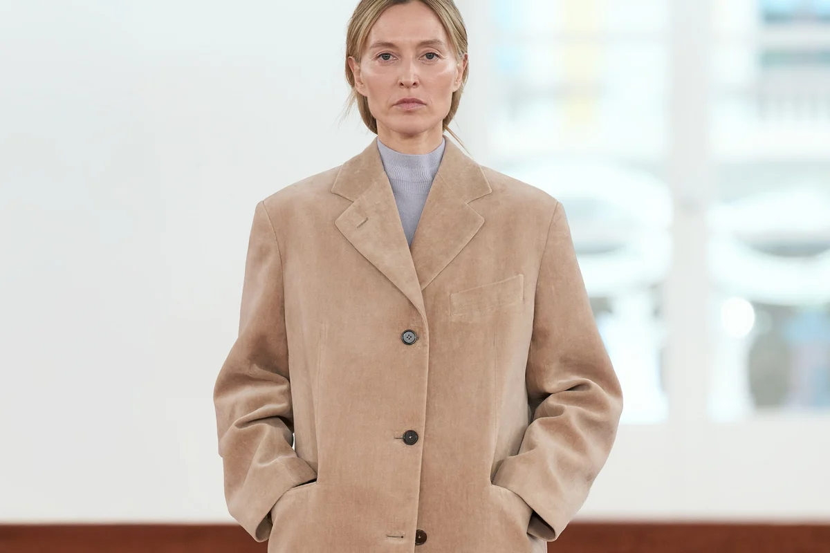 Модні пальто 2026 жіночі: пальто кемел Jil Sander