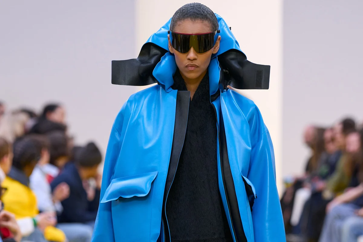 Модні пуховики 2026: блакитний об'ємний пуховик Loewe