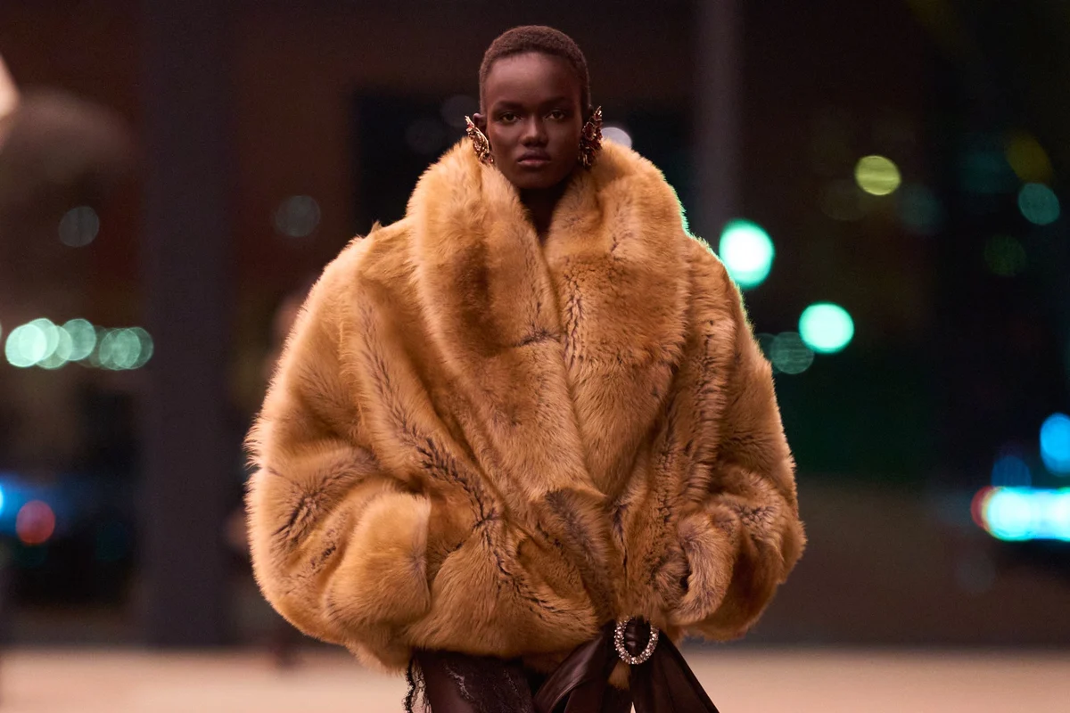 Модні шуби 2026: коротка карамельна шуба Saint Laurent