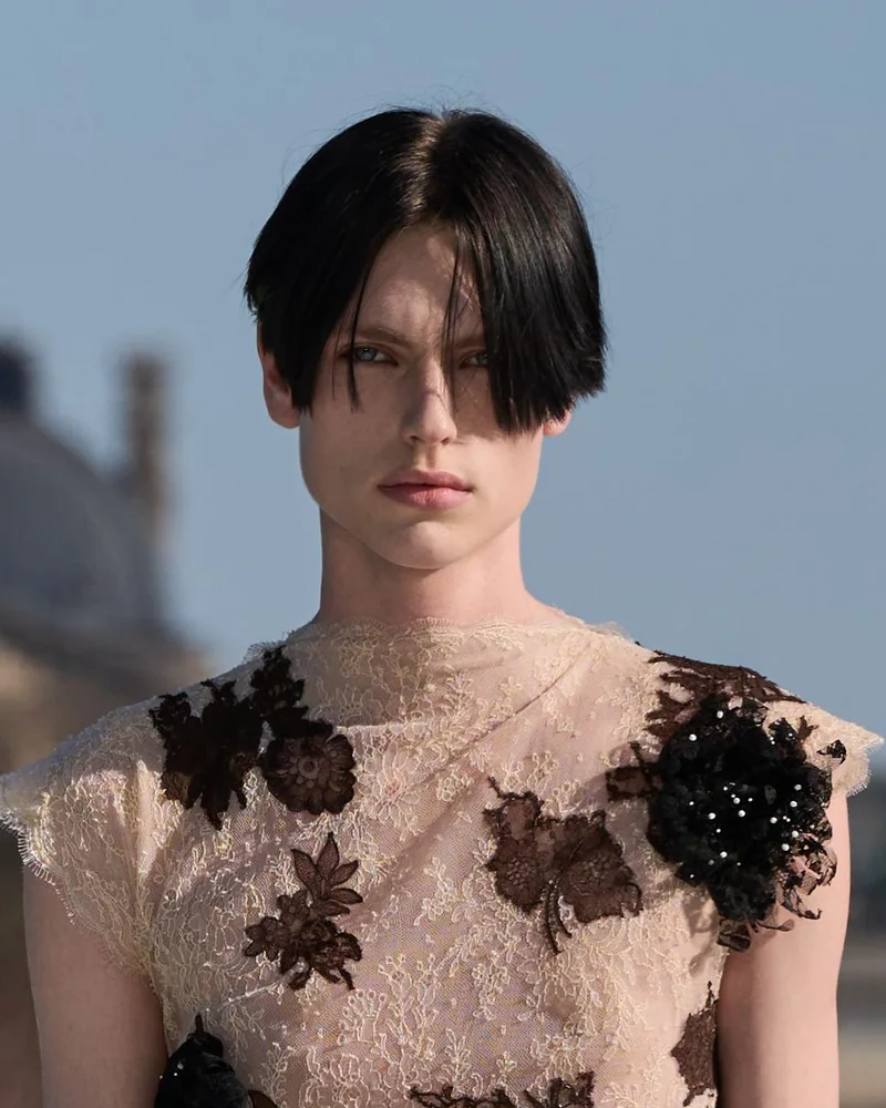 Модель Christian Dior осінь-зима 2026/27 з гладким каре і глибоким боковим проділом