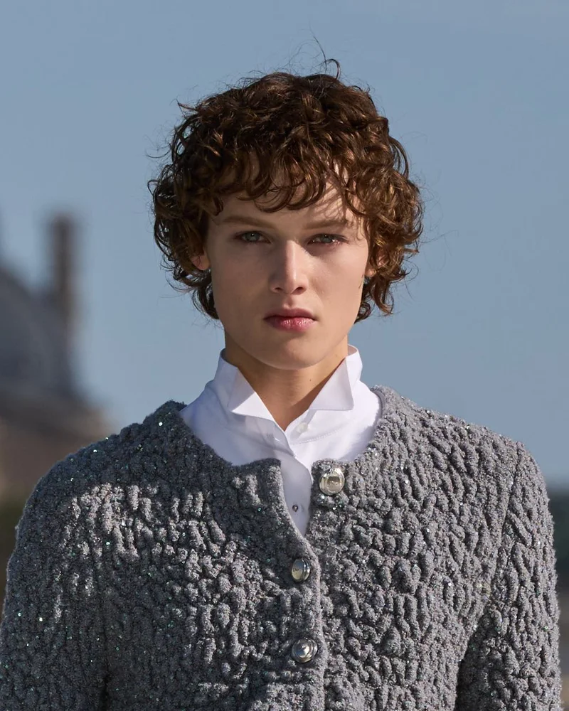Модель Christian Dior осінь-зима 2026/27 з короткими пружними кучерями