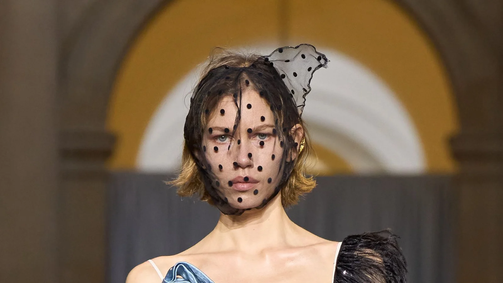 Модель Erdem з каре і сітчастою вуаллю в горошок на обличчі