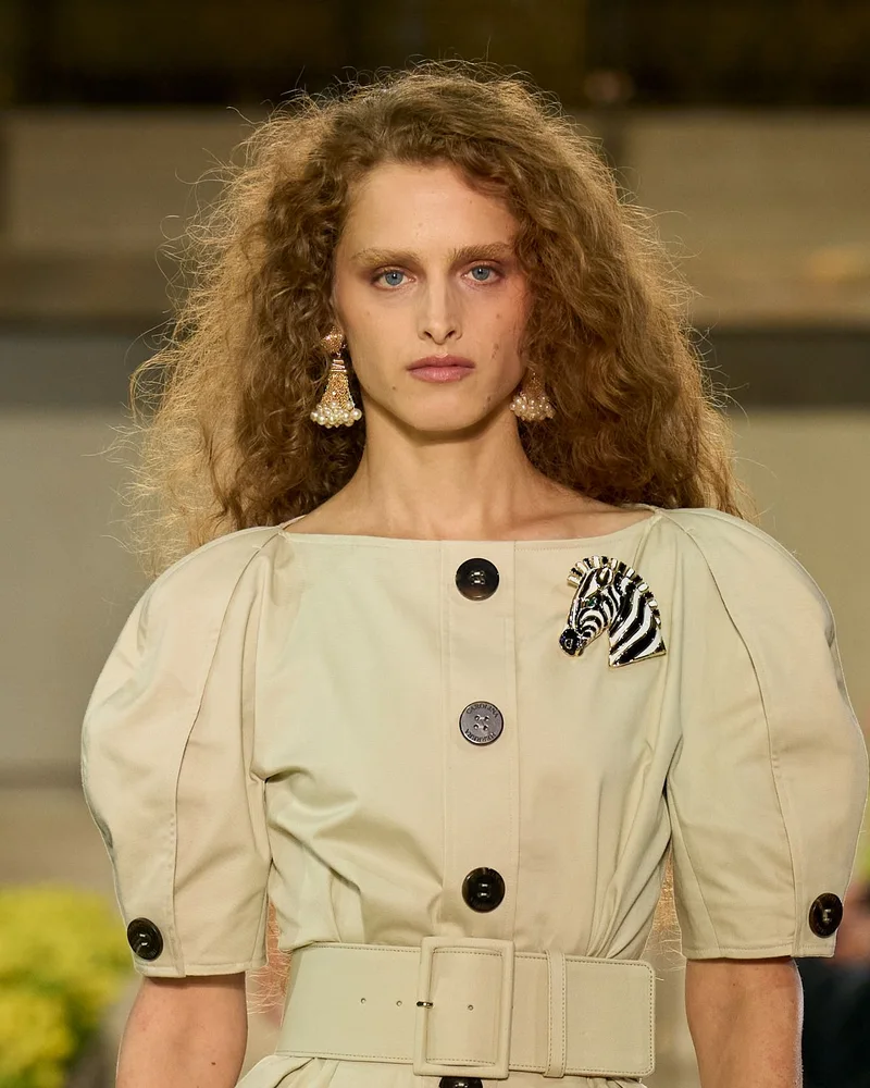 Модель Carolina Herrera весна-літо 2027 з рудими кучерями середньої довжини