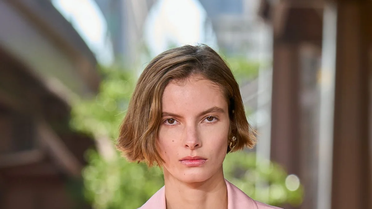 Модель Ulla Johnson весна-літо 2027 з об’ємним бобом до підборіддя