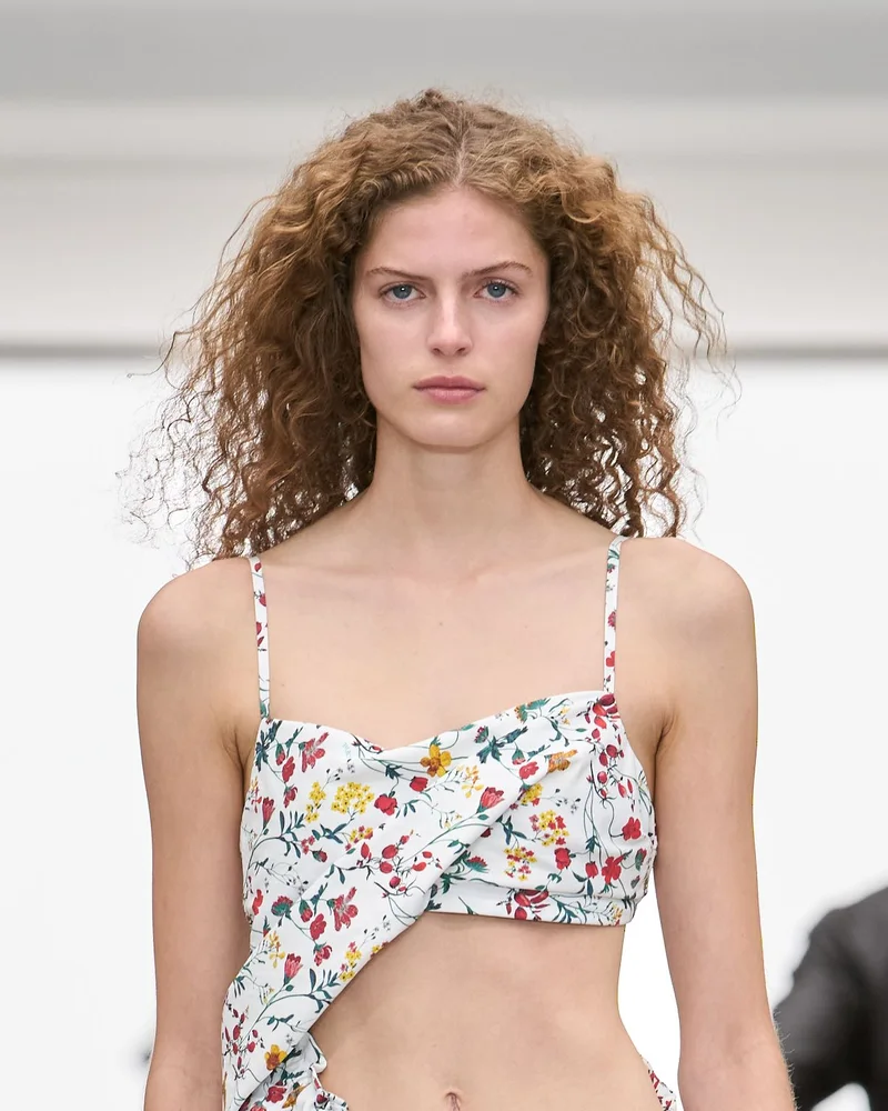 Модель Loewe весна-літо 2027 з дрібними кучерями до плечей