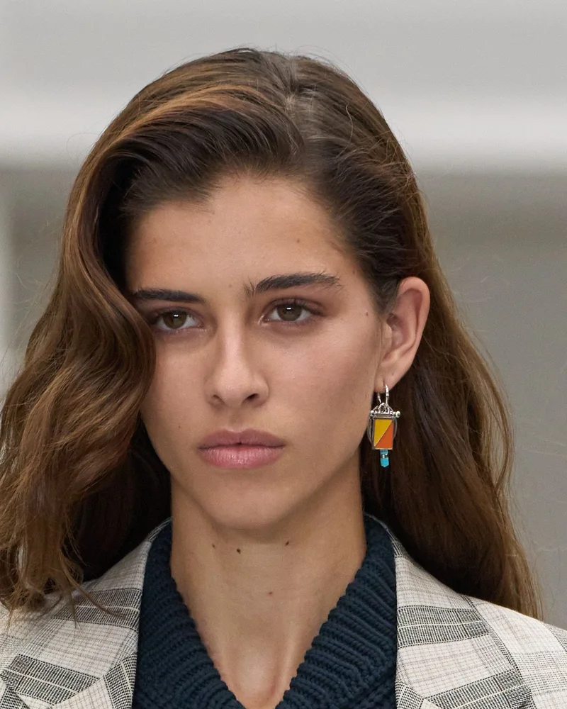 Модель Loewe весна-літо 2027 з хвилястим волоссям і глибоким бічним проділом
