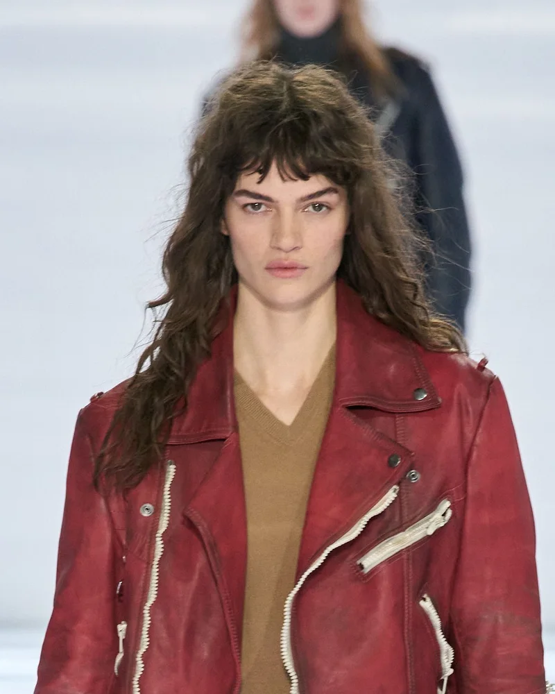 Модель Prada весна-літо 2027 зі скуйовдженою стрижкою шегі і рваним чубчиком