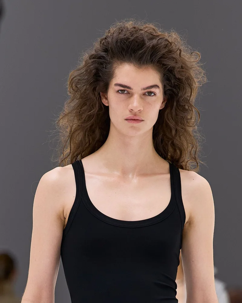 Модель Sportmax весна-літо 2027 з об’ємними кучерями середньої довжини