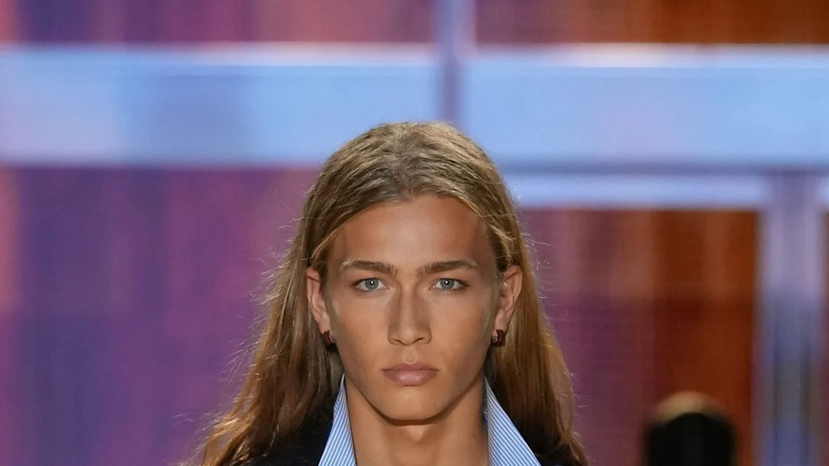 Модель Gucci весна-літо 2027 з довгим прямим волоссям і проділом посередині