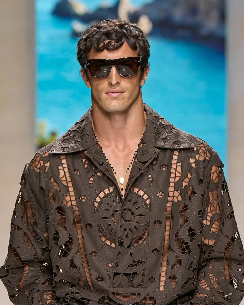 Модель Dolce & Gabbana з густими кучерями середньої довжини і сонцезахисними окулярами