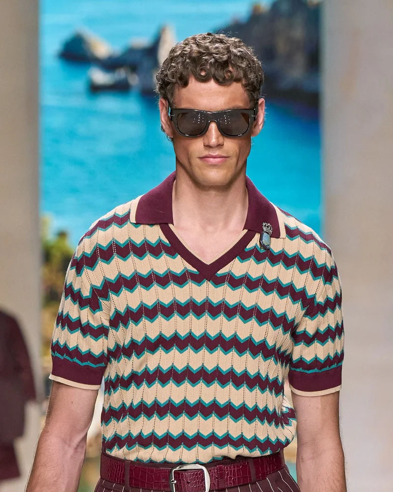 Модель Dolce & Gabbana з кучерявим волоссям, піднятим над чолом