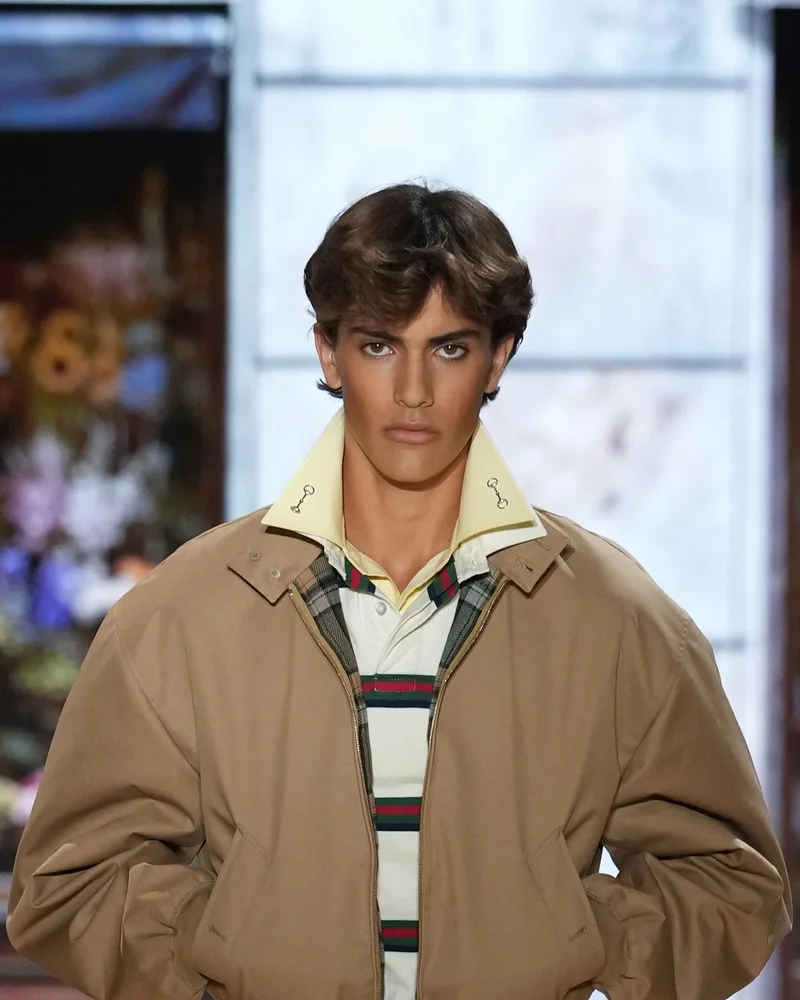 Модель Gucci з подовженим верхом, відкинутим набік
