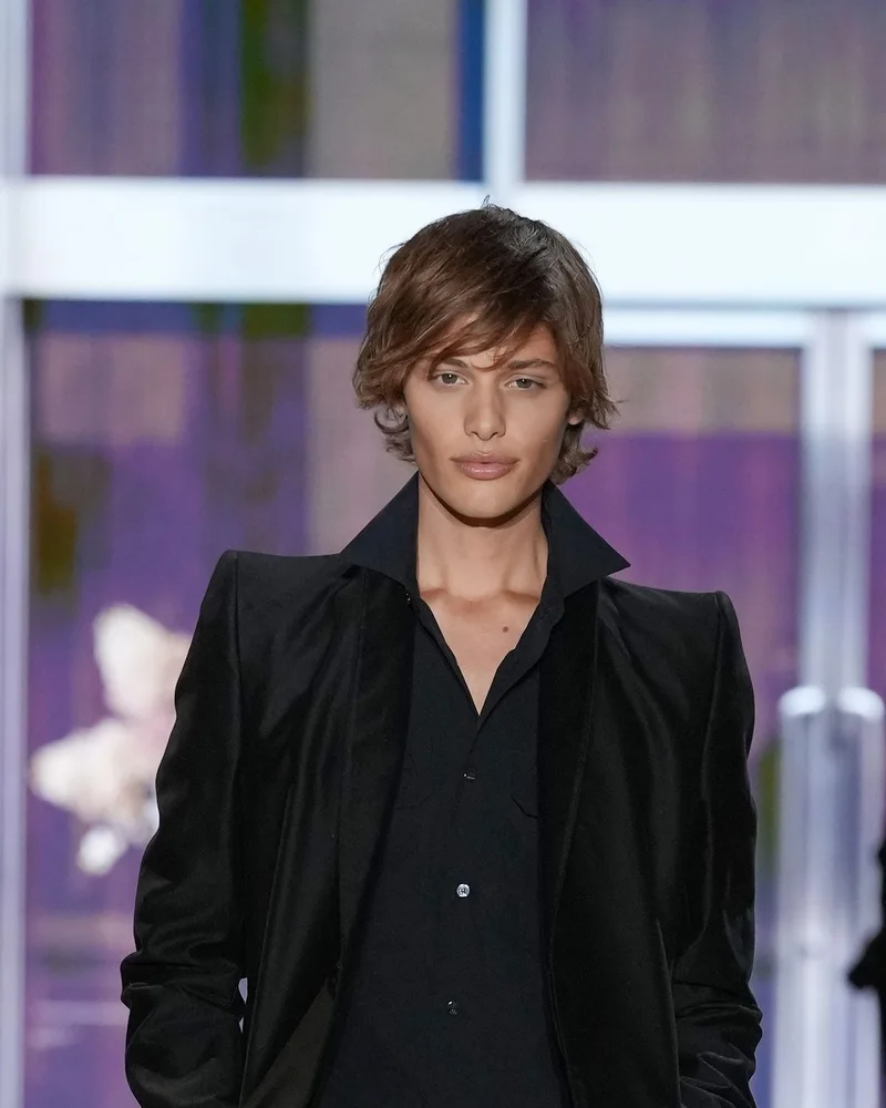 Модель Gucci з волоссям до підборіддя і пасмами, що спадають на обличчя