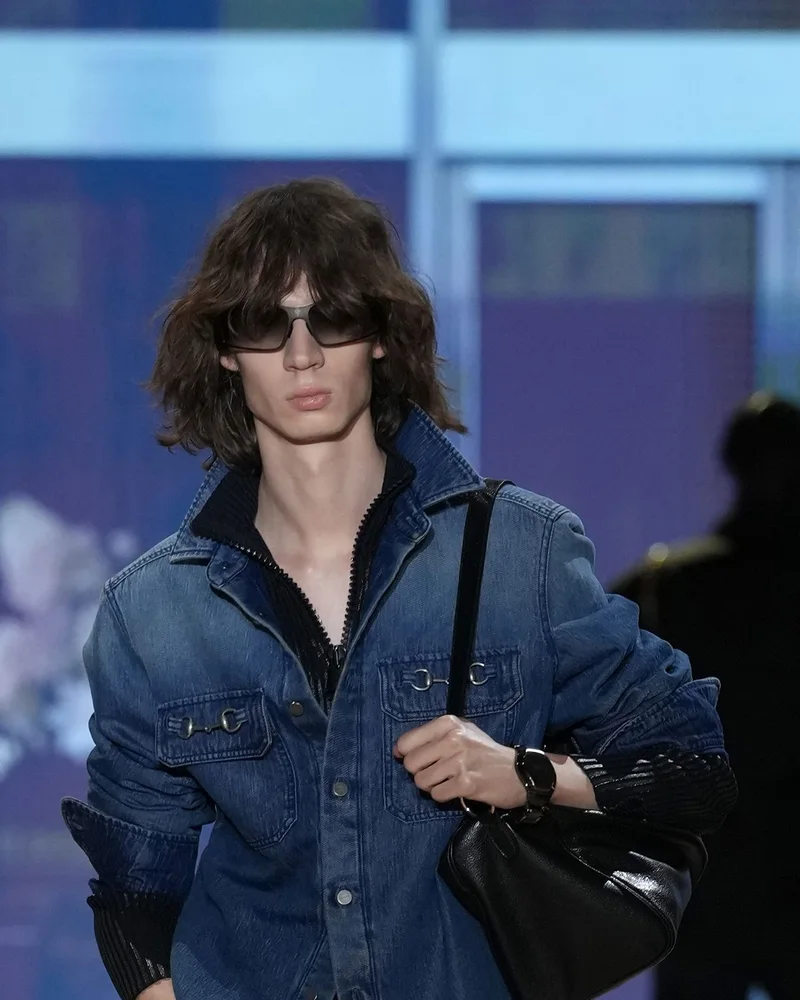 Модель Gucci з об’ємним шегі і сонцезахисними окулярами