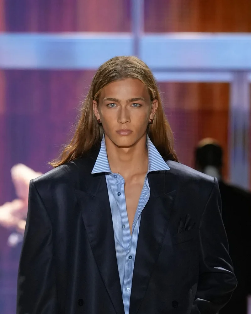 Модель Gucci весна-літо 2027 з довгим прямим волоссям нижче плечей і проділом посередині