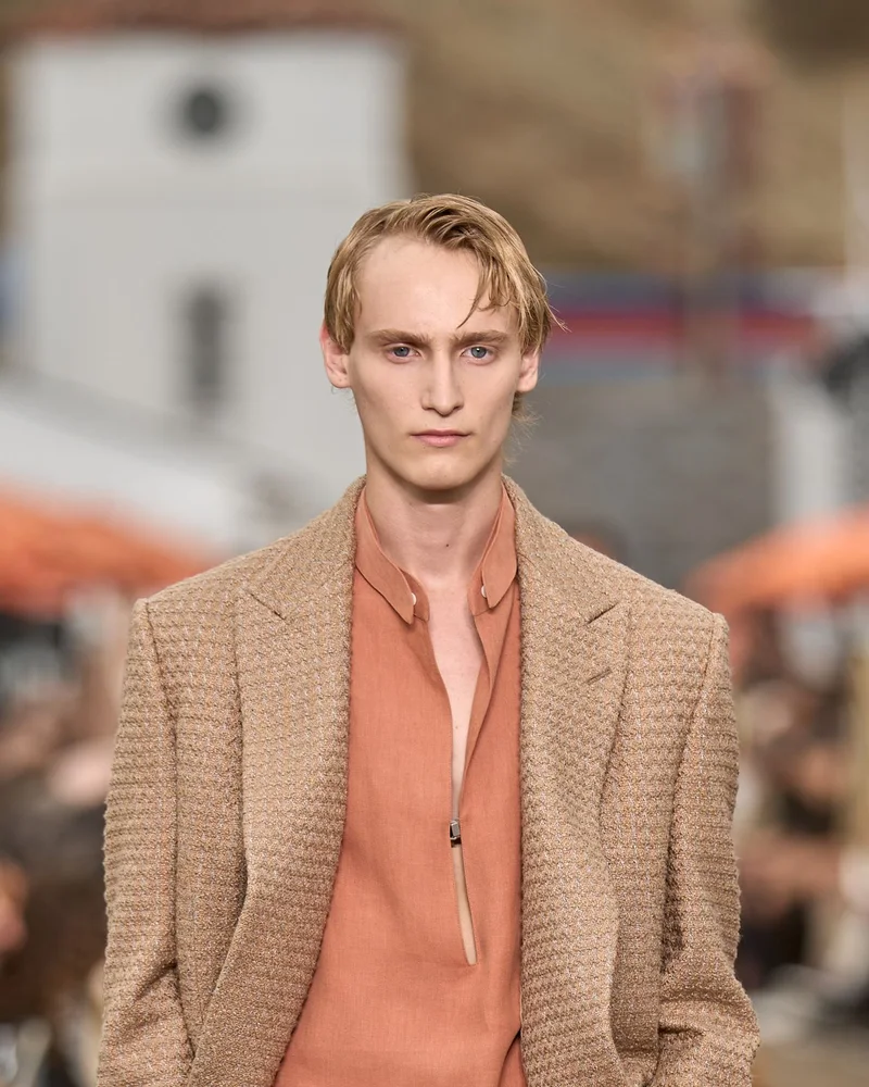 Модель Zegna зі світлим подовженим волоссям, зачесаним назад