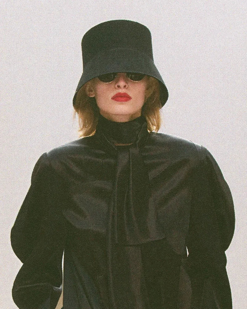 Модель з бобом під чорною панамою на показі Celine осінь-зима 2026