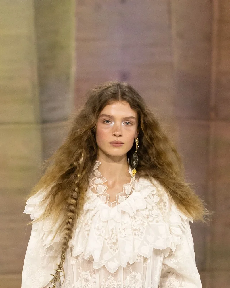 Модель з довгим хвилястим волоссям на показі Chloé осінь-зима 2026