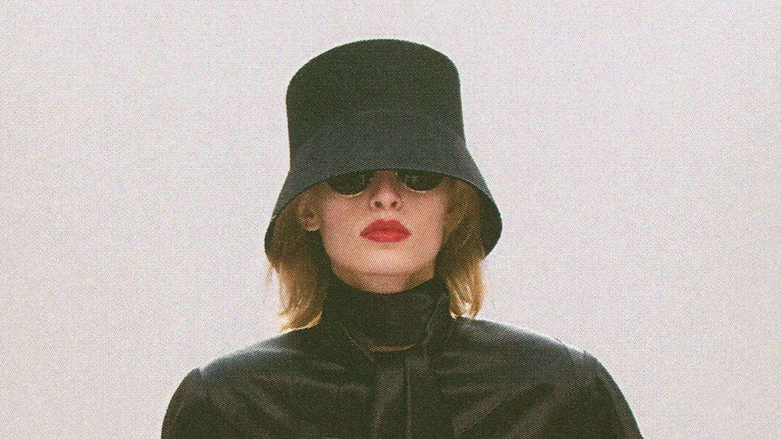 Модель з бобом під чорною панамою на показі Celine осінь-зима 2026