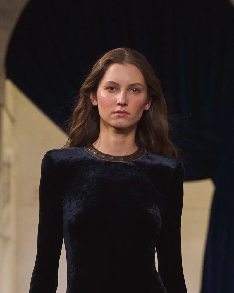 Модель з довгим прямим каштановим волоссям на показі Ralph Lauren осінь-зима 2026