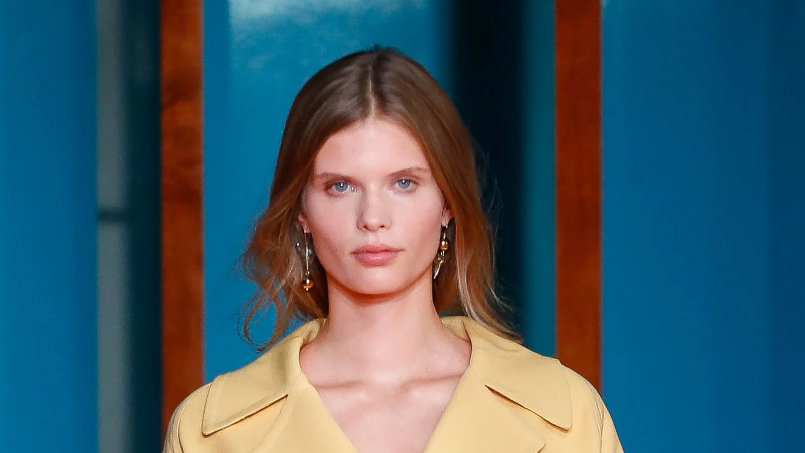 Модель з подовженим каре і кінчиками назовні на показі Tory Burch весна-літо 2027