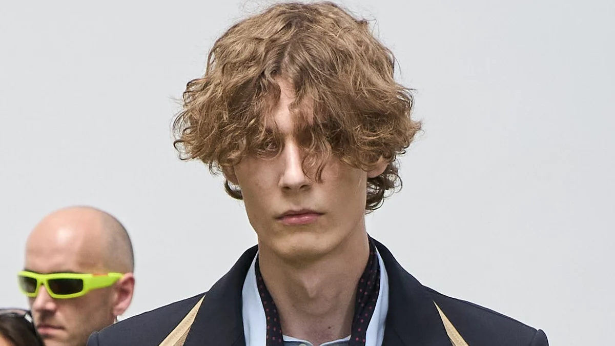 Модель Sacai весна-літо 2027 з хвилястим волоссям середньої довжини