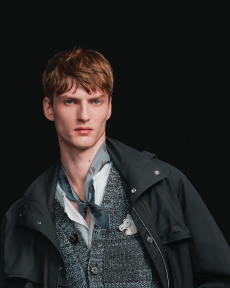 Модель Hermès весна-літо 2027 з текстурною стрижкою середньої довжини і чубчиком до брів