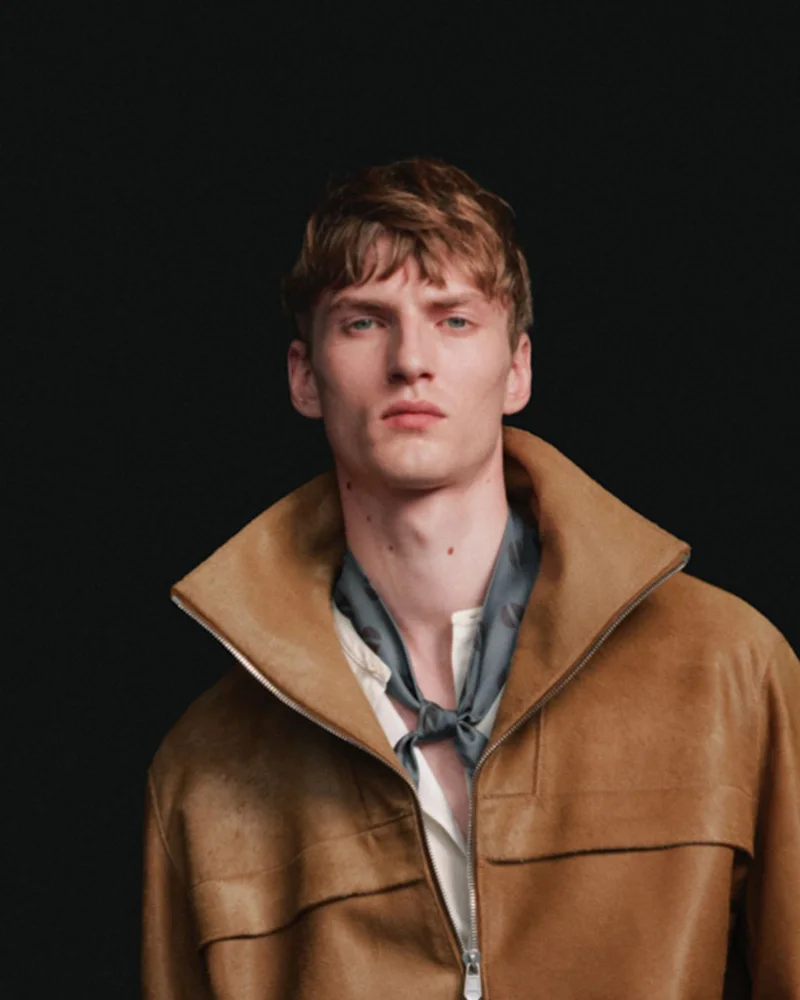 Модель Hermès зі скуйовдженою стрижкою середньої довжини, піднятою від лоба