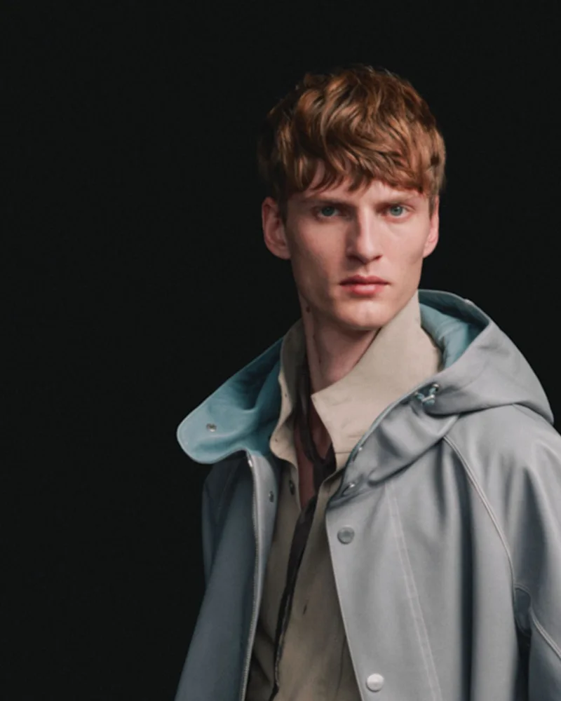 Модель Hermès з об’ємною текстурною стрижкою і пасмами на лобі